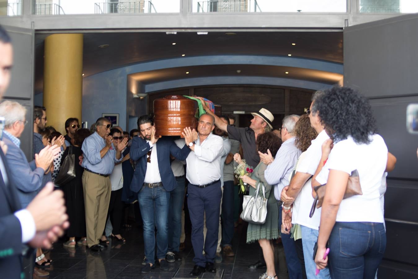 Multitudinario último adiós a Juan Peña El Lebrijano, donde numeroso público ha acompañando a su familia durante el funeral oficiado en la Parroquia de Nuestra Señora de la Oliva de Lebrija.