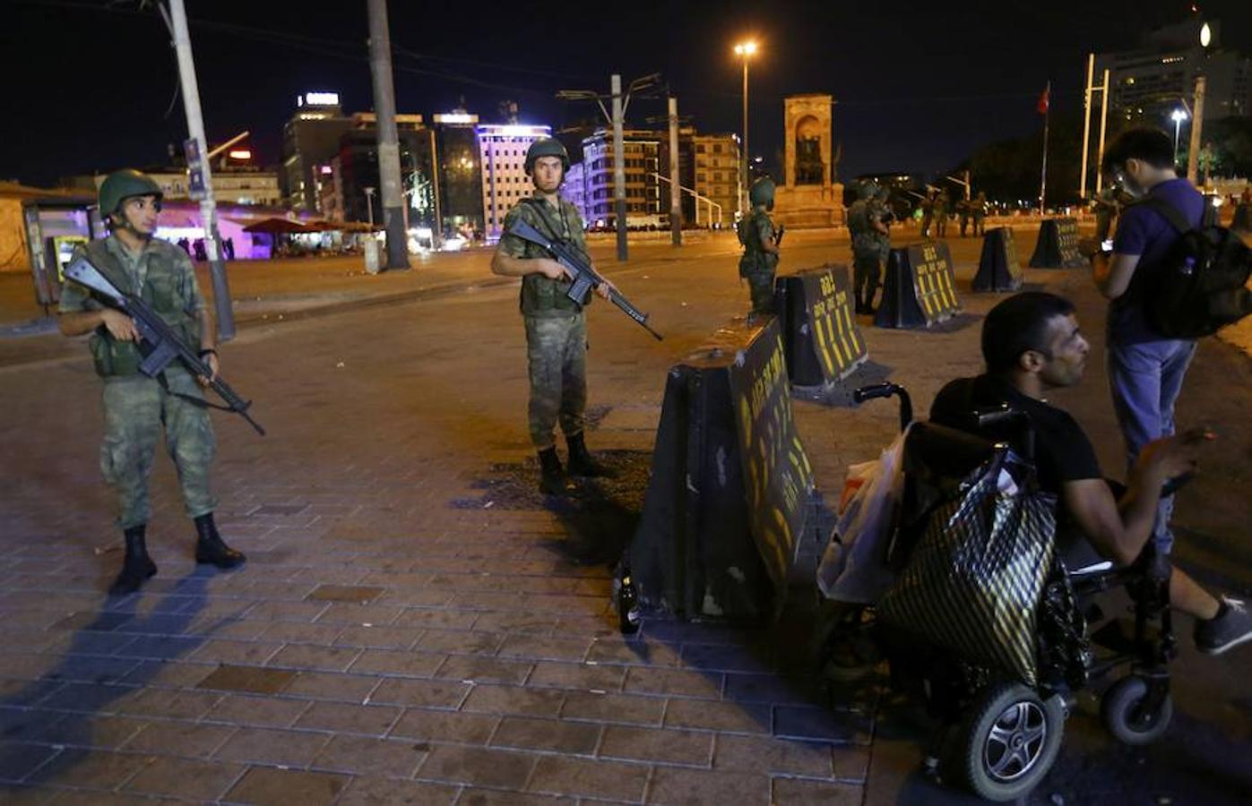 El primer ministro de Turquía, Binali Yildirim, ha informado este viernes de que un grupo de militares se ha sublevado para derrocar al Gobierno. 