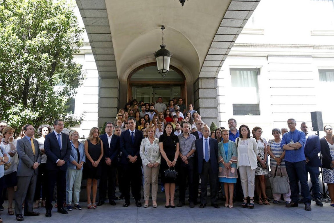 Miembros del Congreso de los Diputados y trabajadores de esta cámara, guardan un minuto de silencio. 