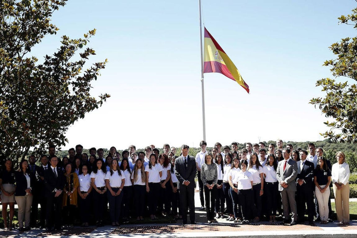 Los Reyes acompañados por los estudiantes del programa de "Becas Europa" han guardado hoy un minuto de silencio en el exterior del Palacio de la Zarzuela. 