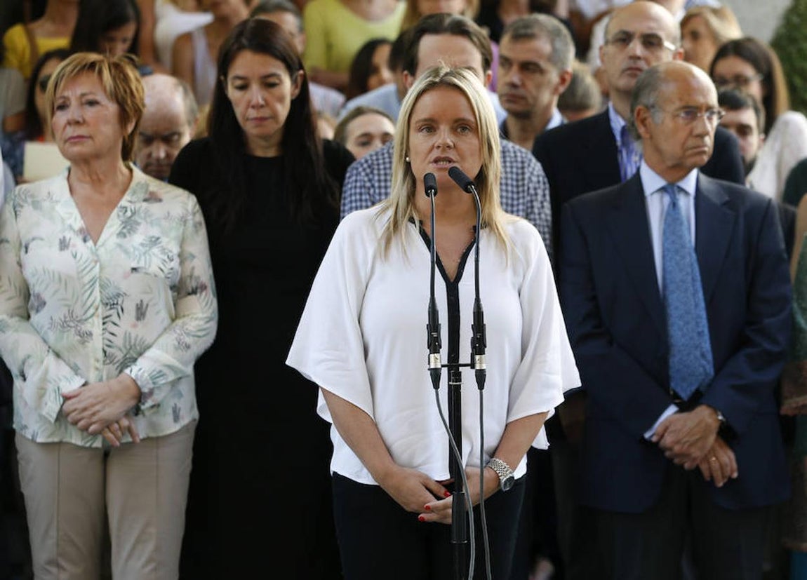 La presidenta de la Fundación Víctimas del Teorrorismo, Mari Mar Blanco, pronuncia unas palabras tras guardar hoy un minuto de silencio en memoria de las víctimas del atentado perpetrado anoche Niza. 