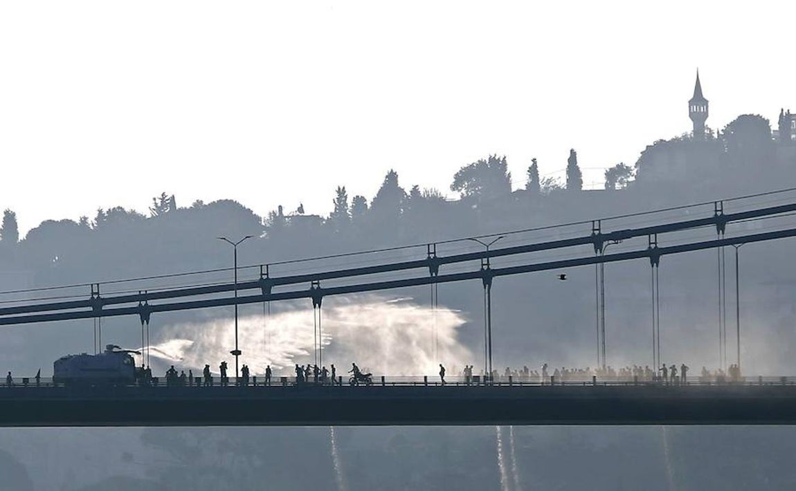 La policía dispersa a un grupo de golpistas con agua. 