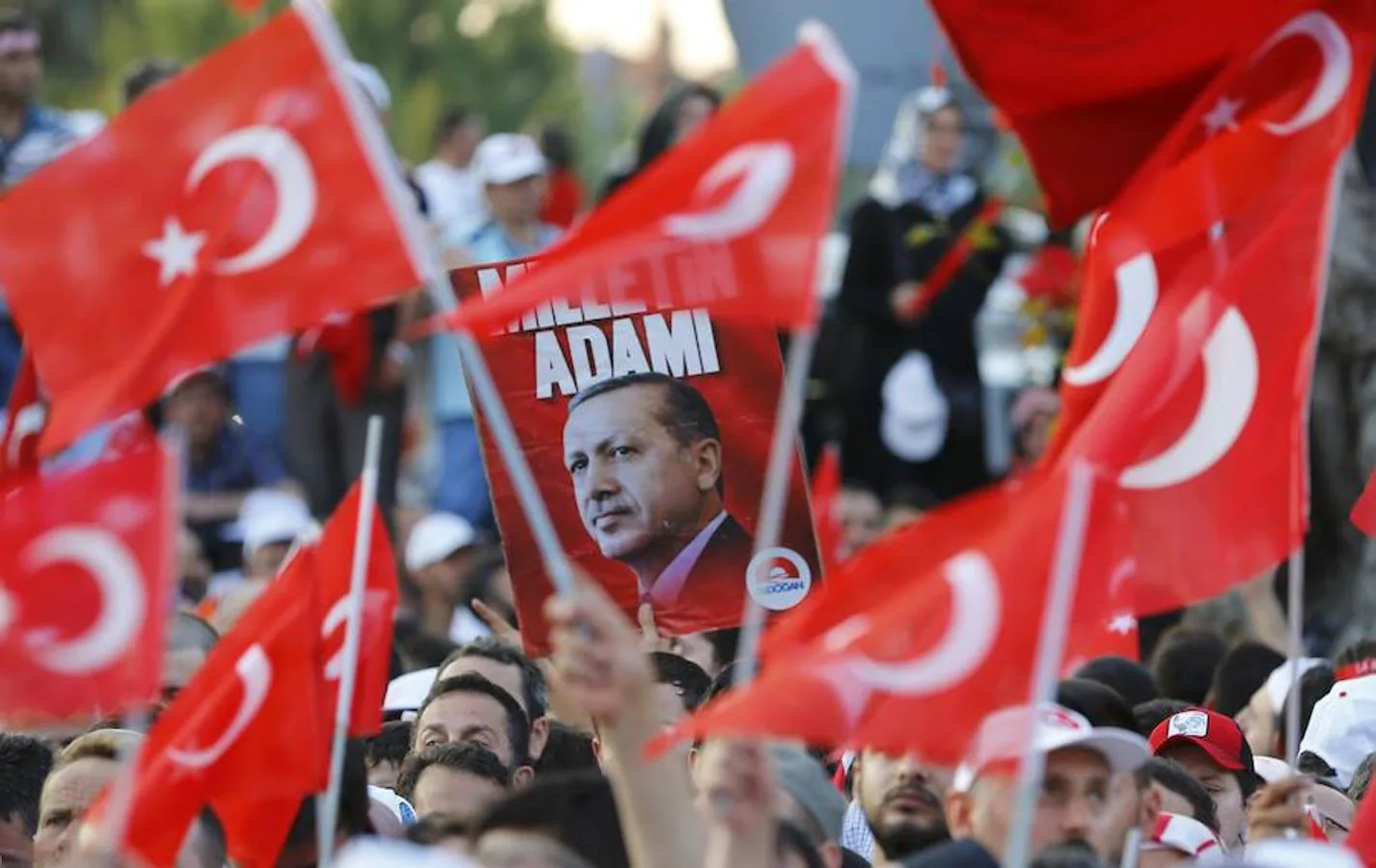 «Ningún poder está por encima de la voluntad popular», aseguró el presidente turco nada más aterrizar en Estambul ante las televisiones del país