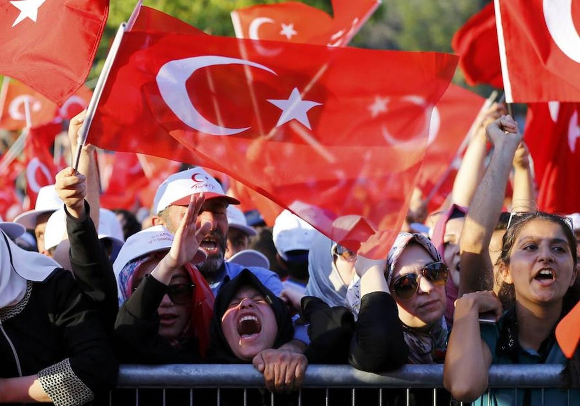 Numerosos activistas, periodistas y medios de comunicación también han mostrado su total apoyo al orden democrático. 