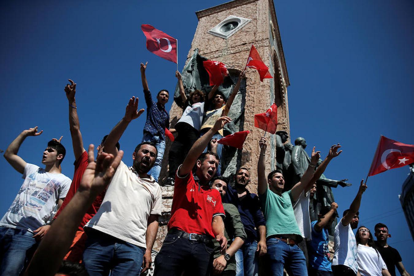 Miles de partidarios de Erdogan, ondean la bandera del país mientras esperan el discurso del presidente 