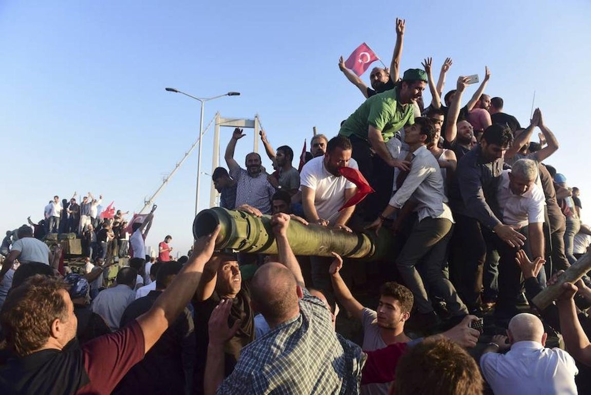 La multitud celebra el fracaso del golpe de estado. 