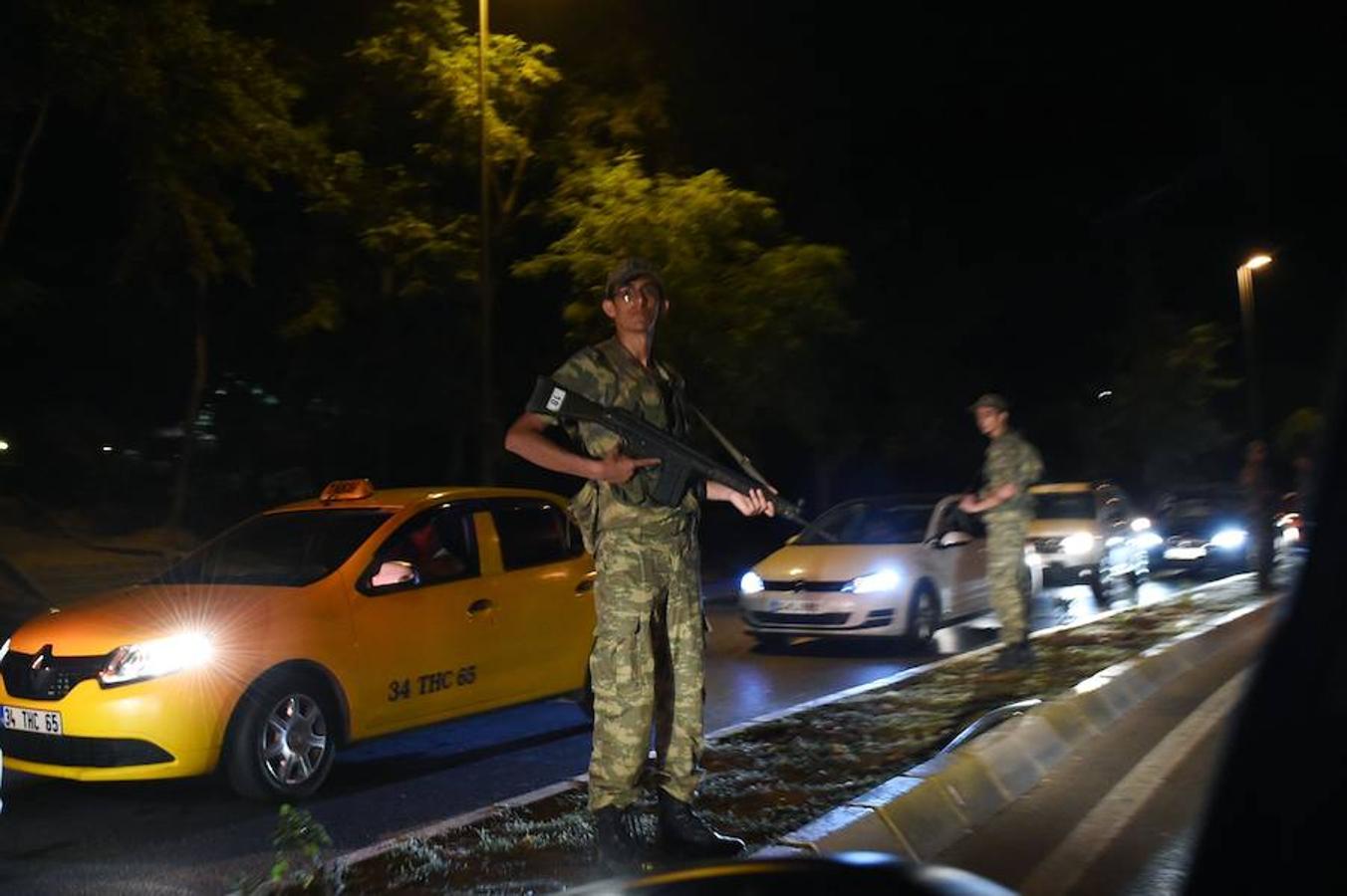 El primer ministro de Turquía, Binali Yildirim, ha informado este viernes de que un grupo de militares se ha sublevado para derrocar al Gobierno. 