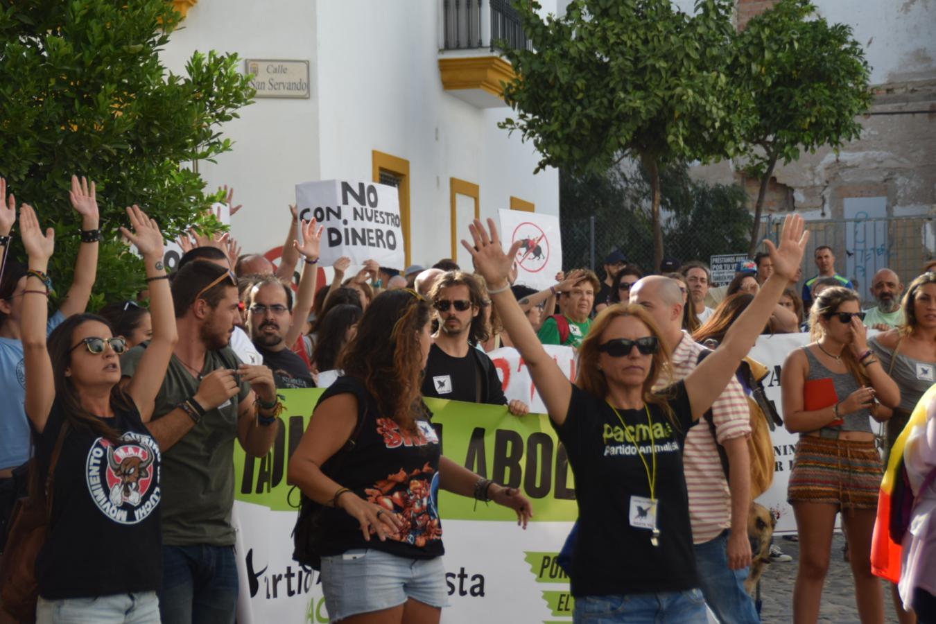 Tensión en la plaza de toros de San Fernando en una protesta antitaurina