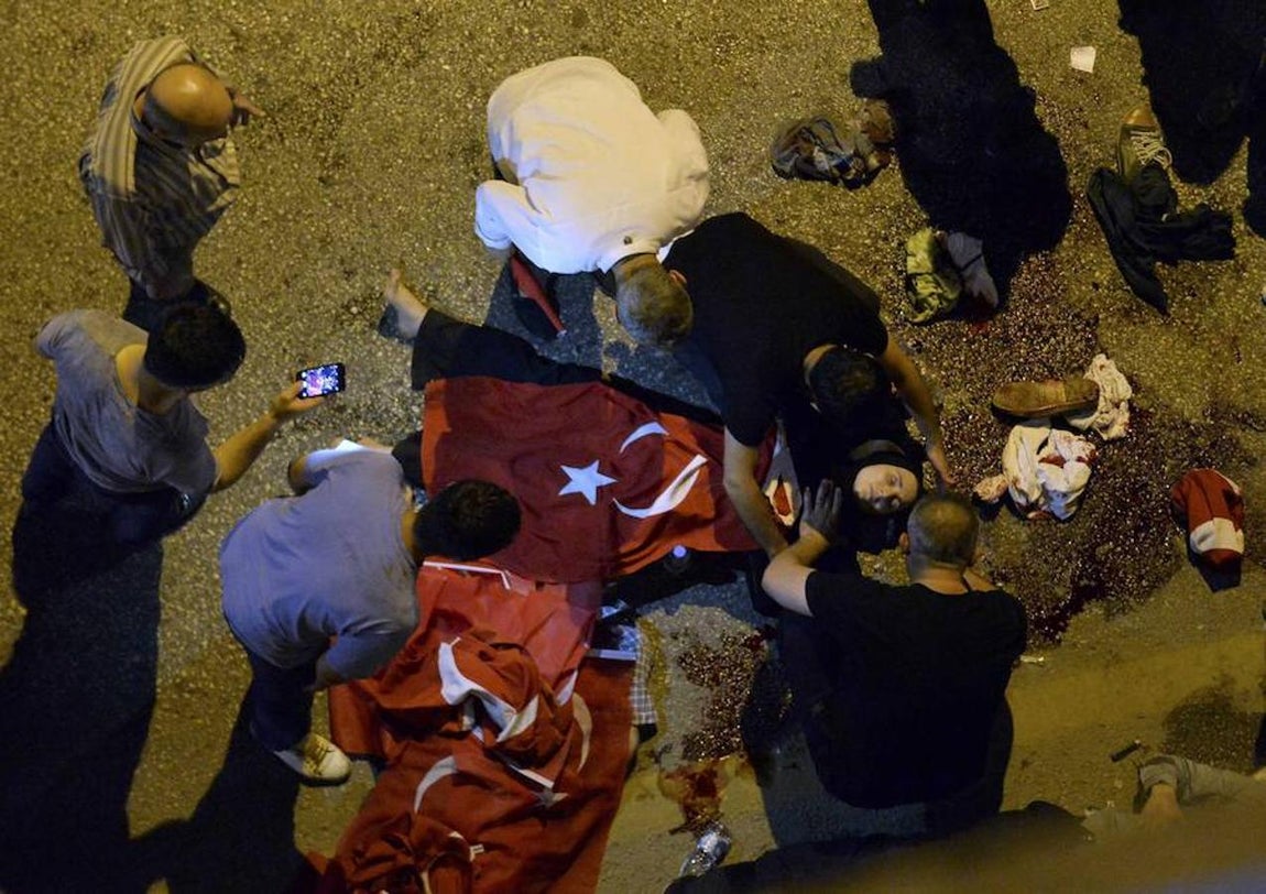 El cádaver de una mujer yace en el suelo en Ankara. 