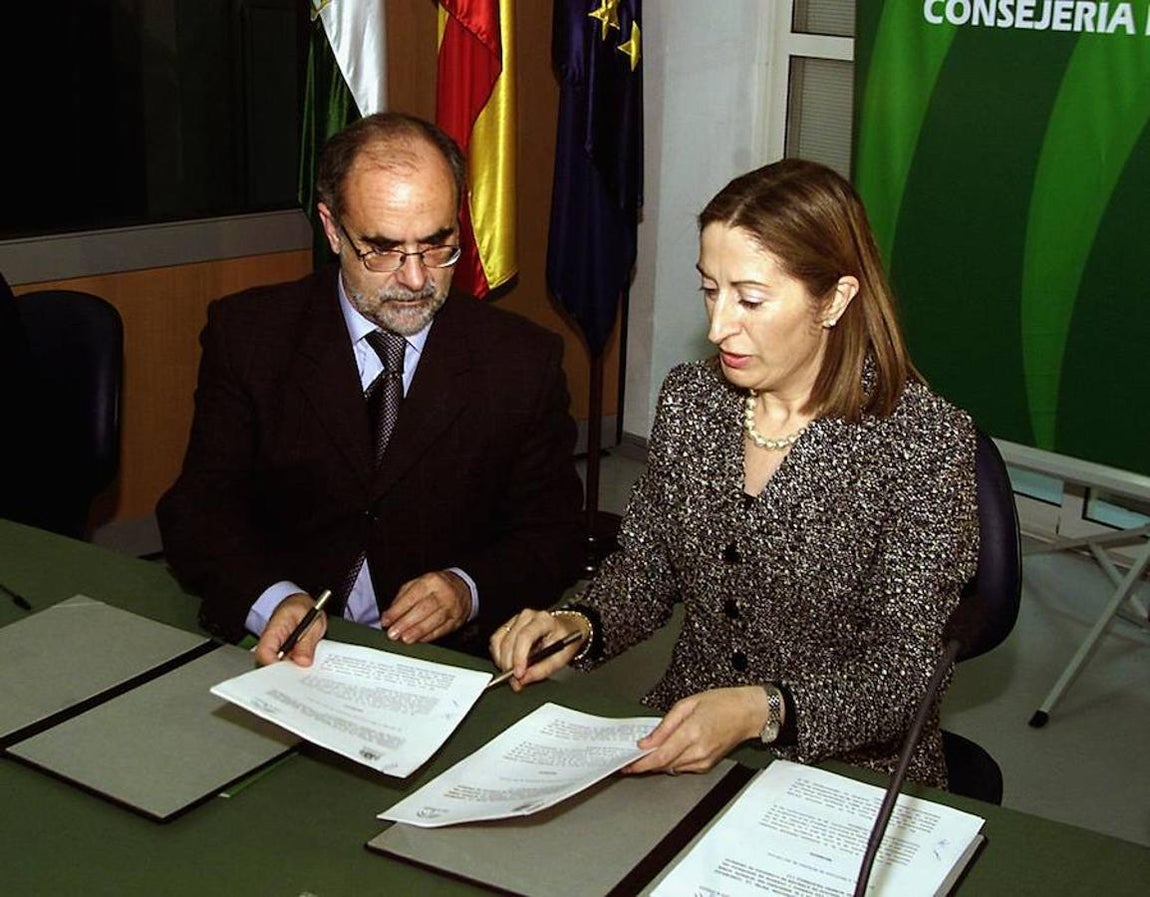 Durante algo menos de un año, Ana Pastor trabajó como subsecretaria del gobierno de José María Aznar. En la foto, durante la inauguración del teléfono de emergencias 112 en Sevilla, junto al diputado socialista Alfonso Perales. 