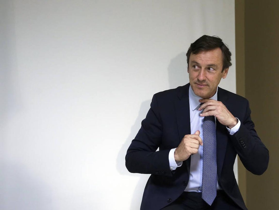 Rafael Hernando, diputado del PP por Almería, posando tras tomar sus credenciales. 