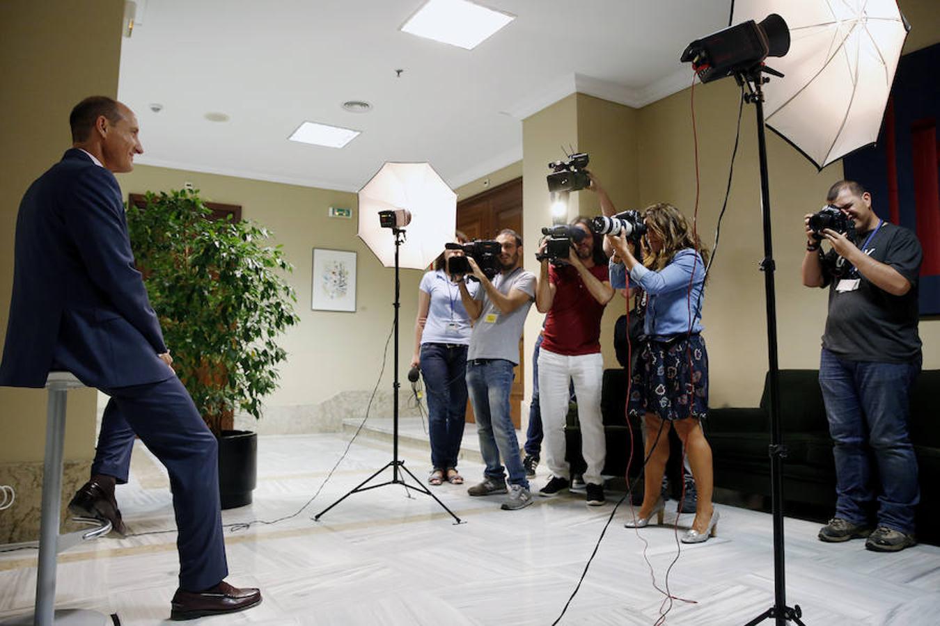 Luis Carlos Sahuquillo, que encabezó la candidatura socialista en Cuenca, con los medios de comunicación después de recoger sus actas de diputado