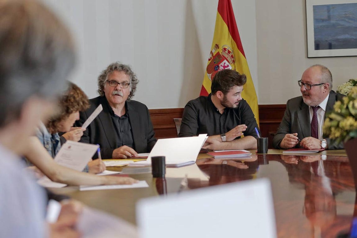 Joan Tardà, portavoz de ERC en el Congreso, recogiendo sus actas de diputado para la XII Legislatura. 