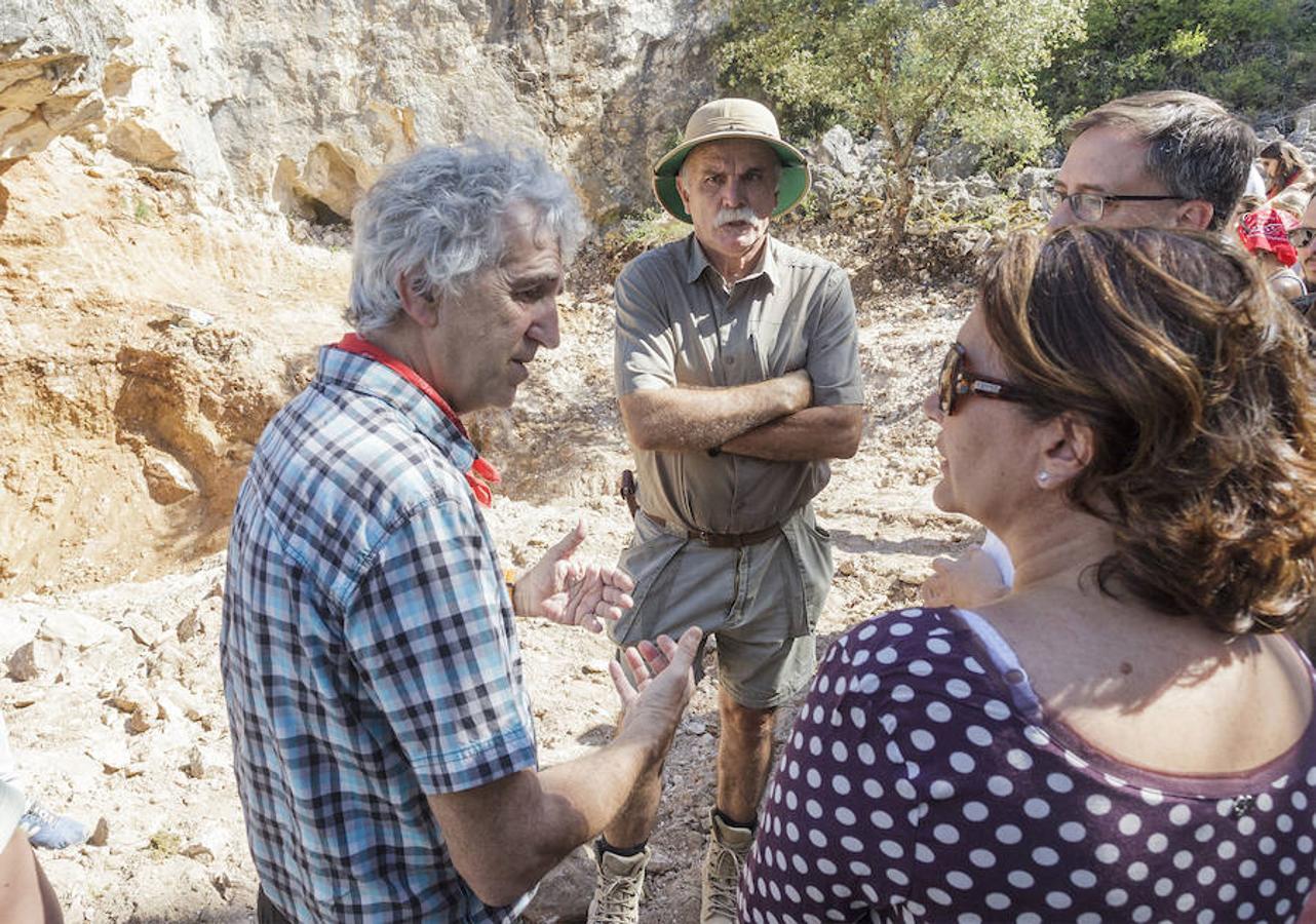 Los miembros de la Fundación Atapuerca en un momento de la visita. 