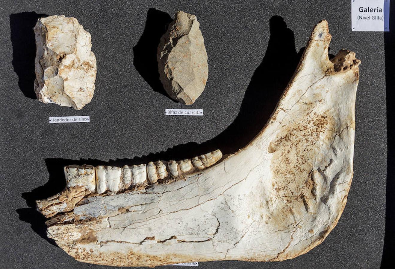 Hendedor de sílex y bifaz de cuarcita, instrumentos prehistóricos expuestos por la Fundación. 