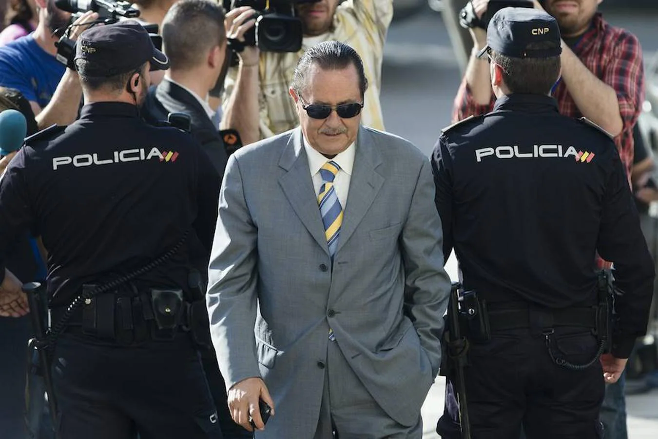 Julián Muñoz a la entrada de la Audiencia Provincial de Málaga en 2013, cuando fue condenado a siete años de prisión por blanqueo de capitales y cohecho pasivo