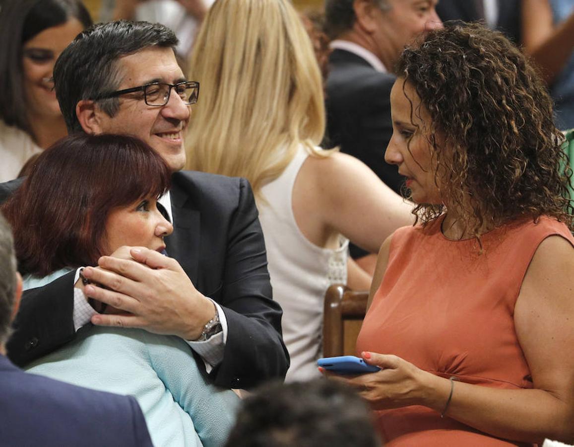 Patxi López abraza a la presidenta del PSOE, Micaela Navarro