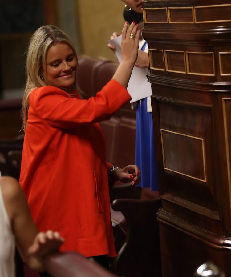 La diputada del PP, María del Mar Blanco, introduce su voto