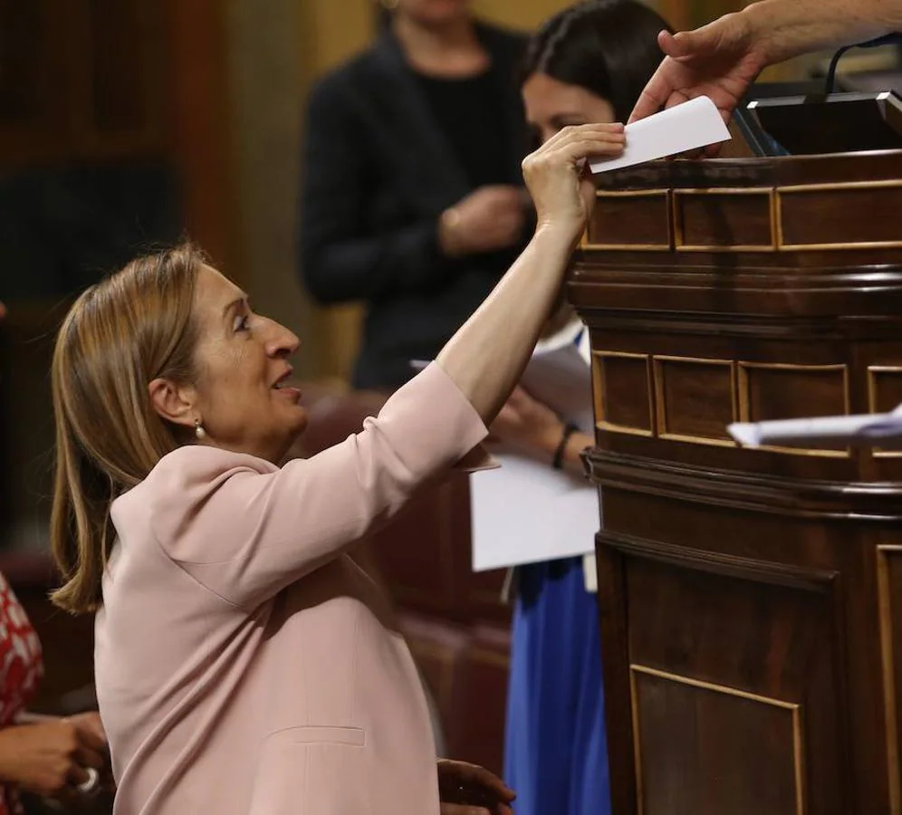 La candidata popular a la presidencia del Congreso, Ana Pastor, entrega la papeleta con su voto