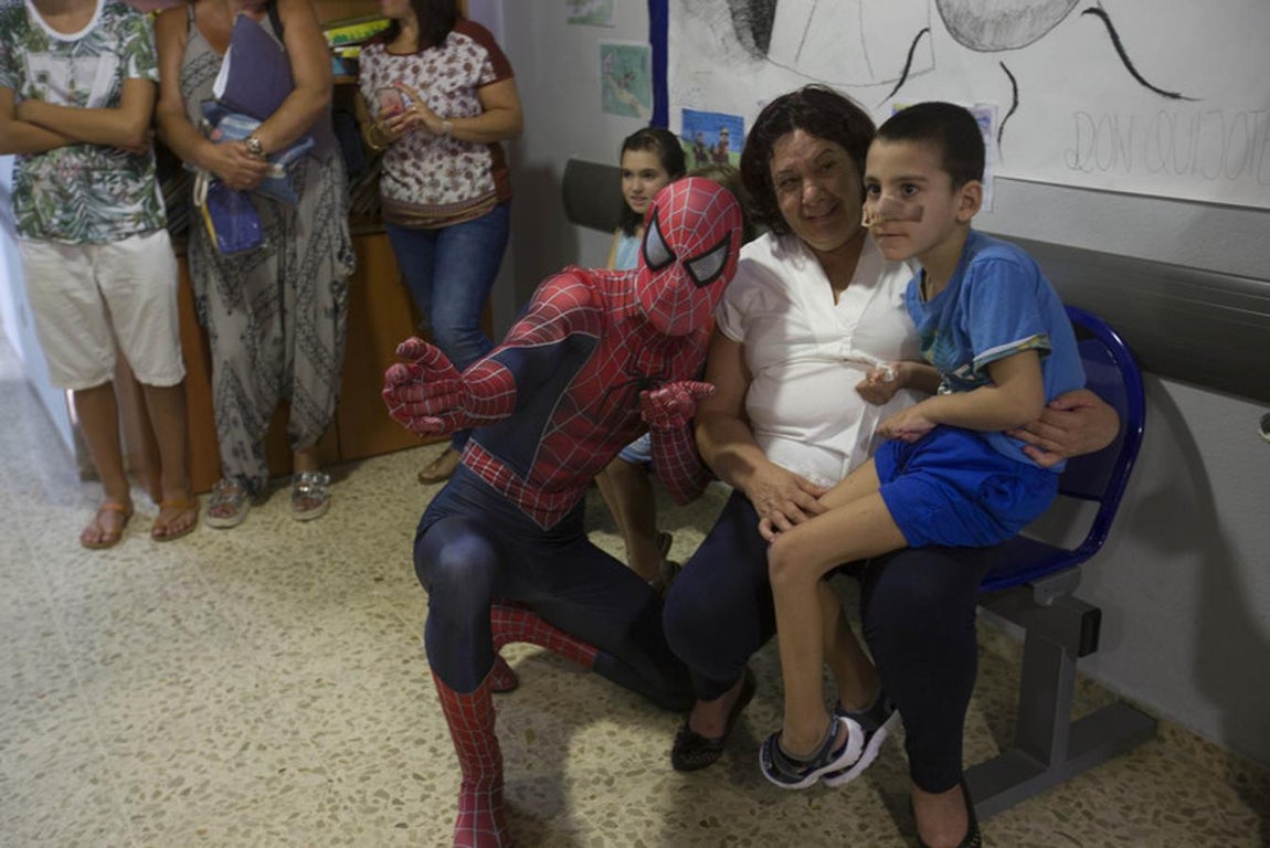 Los guías caninos de la Policía Nacional visitan a los niños del Hospital Puerta del Mar