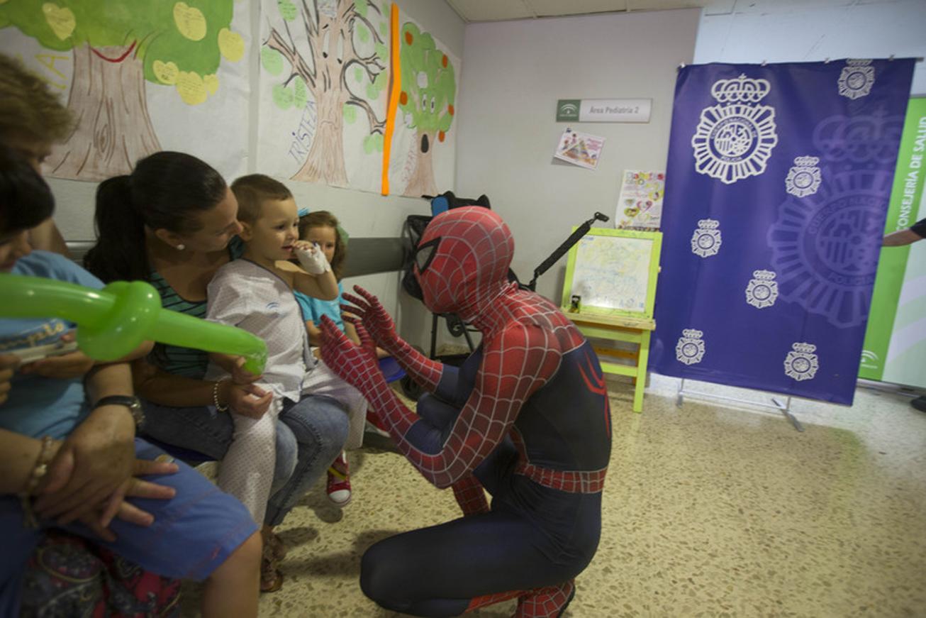 Los guías caninos de la Policía Nacional visitan a los niños del Hospital Puerta del Mar