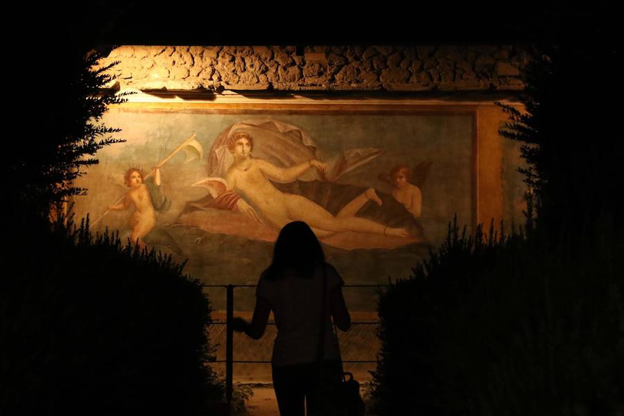 Contemplar la sensual pintura pompeyana en el frescor de la noche, toda una experiencia