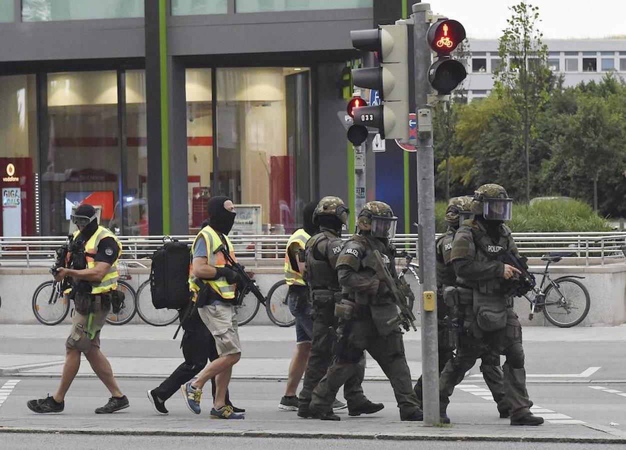 Policía militar, atenta a lo que pueda ocurrir cerca del centro comercial del que huyeron los autores del tiroteo. Efe