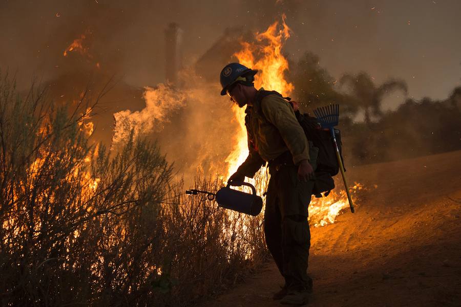 Un bombero intenta contener el incendio. 