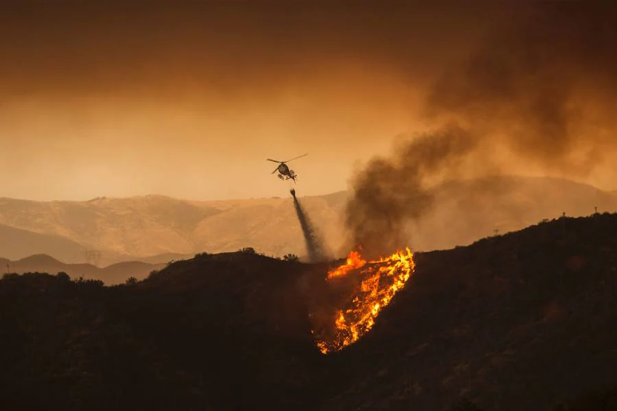 Un helicóptero arroja agua sobre «Sand Fire»