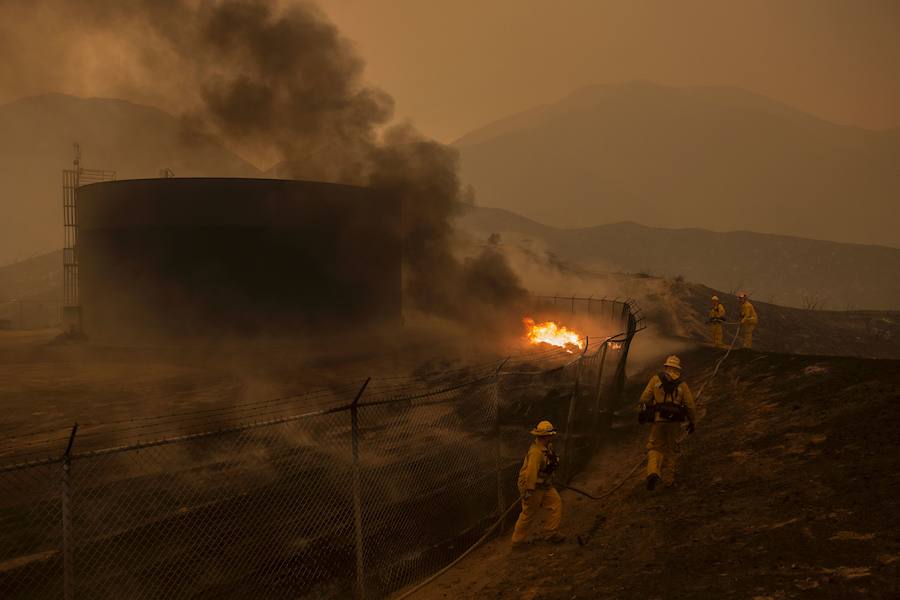 El humo cubre el cielo en Santa Carolina. 