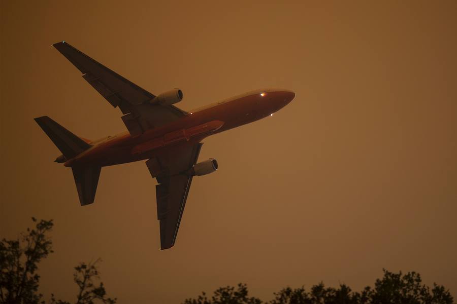 Un avión sobrevuela el cielo de Santa Carolina. 