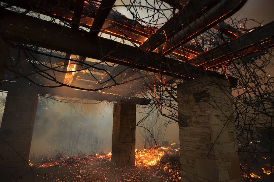 La estructura de un picnic al aire libre, calcinada por el paso del fuego. 