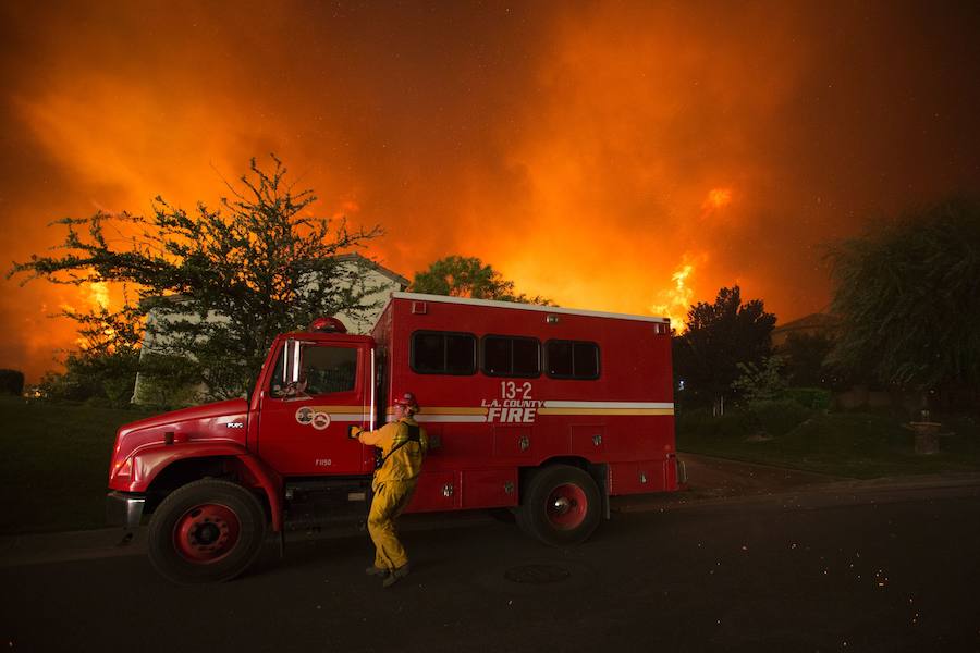 Los bomberos acuden a los lugares afectados para intentar frenar el avance de «Sand Fire». 