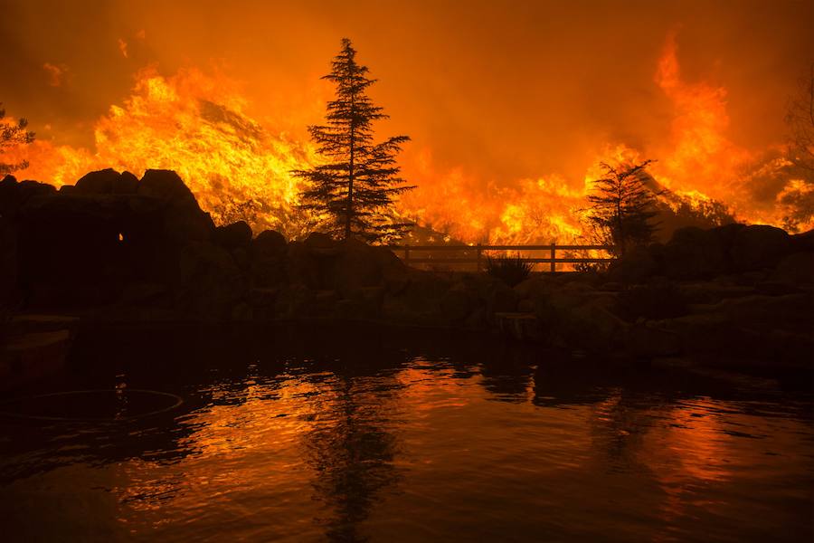 Las llamas de «Sand Fire» se reflejan en el agua de una piscina en la ciudad de Santa Clarita, en California, una de las zonas más afectadas