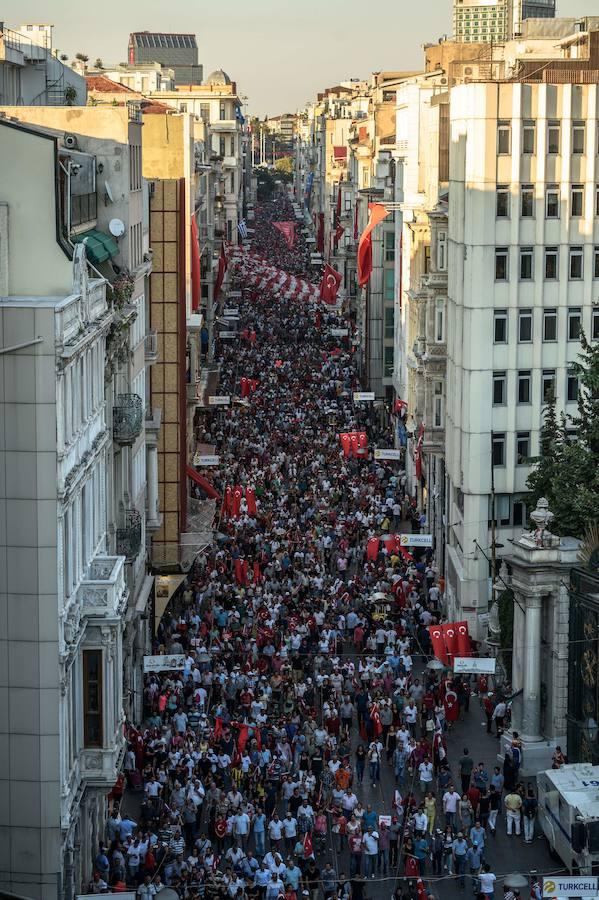 Masiva manifestación en Turquía en favor de los valores democráticos. Los turcos muestran su rechazo al golpe de Estado fallido. 