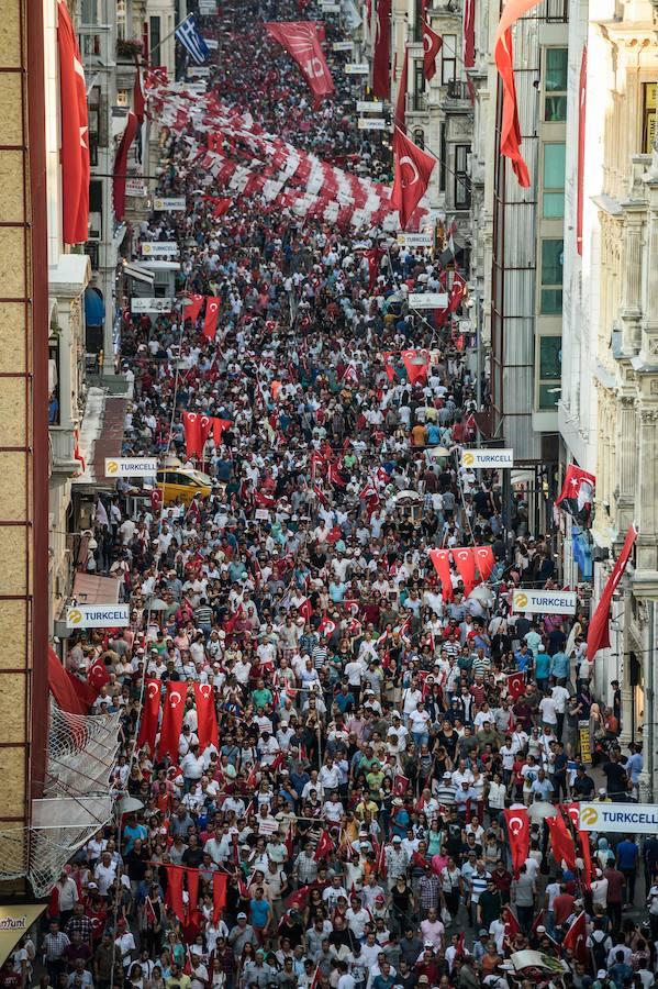 Masiva manifestación en Turquía en favor de los valores democráticos. Los turcos muestran su rechazo al golpe de Estado fallido. 