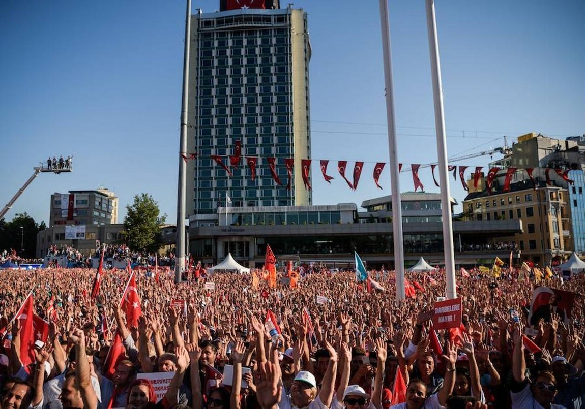 Masiva manifestación en Turquía en favor de los valores democráticos. Los turcos muestran su rechazo al golpe de Estado fallido. 