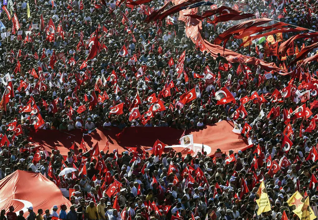 Masiva manifestación en Turquía en favor de los valores democráticos. Los turcos muestran su rechazo al golpe de Estado fallido