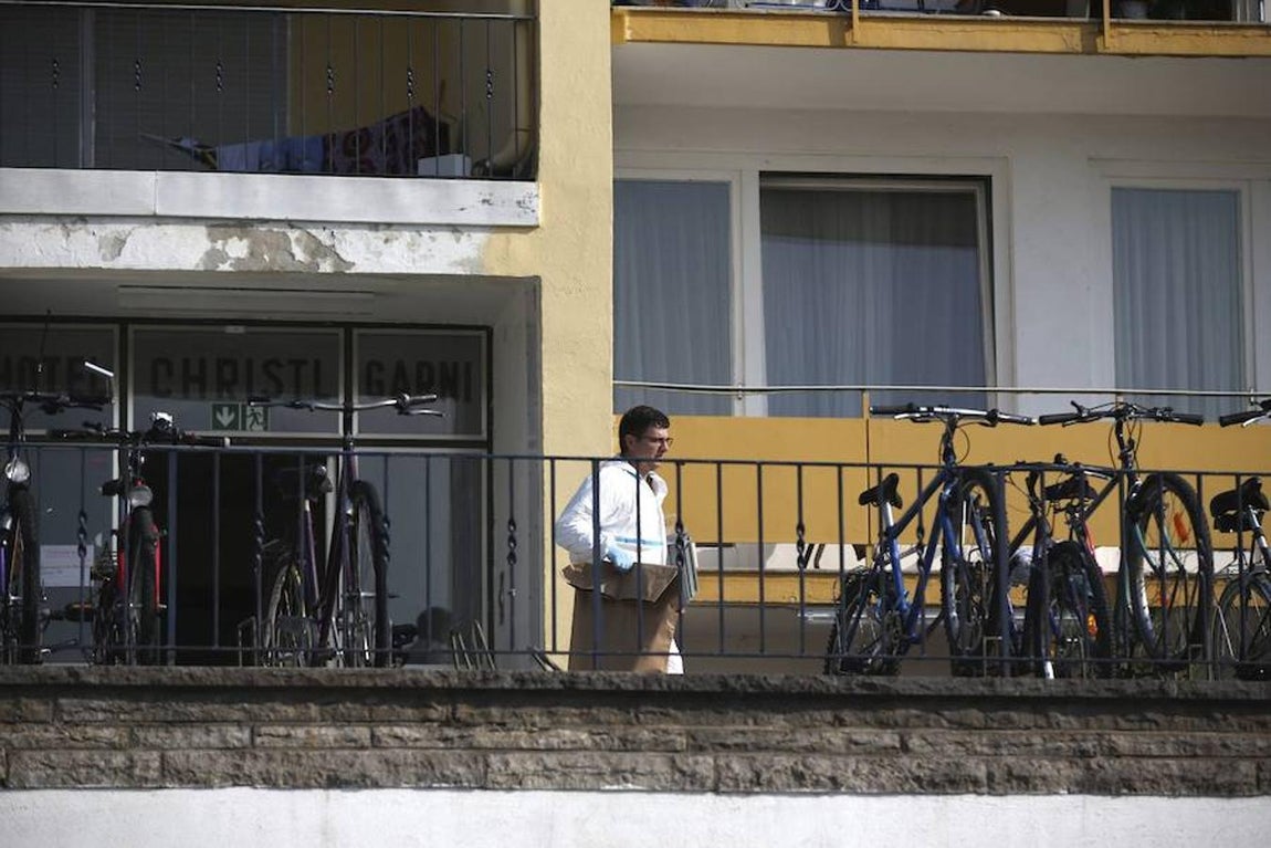 Un investigador de la Policía se incauta de varia documentación y pruebas de un hogar para refugiados en Ansbach. 