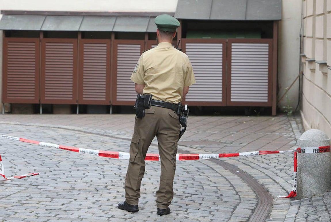 Un agente de seguridad vigila la zona del atentado. 
