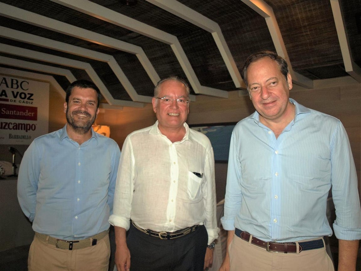El director de LAVOZ, Ignacio Moreno; el director de ABC Sevilla, Álvaro Ybarra; y el director gerente de ABC Andalucía, Álvaro Rodríguez-Guitart.