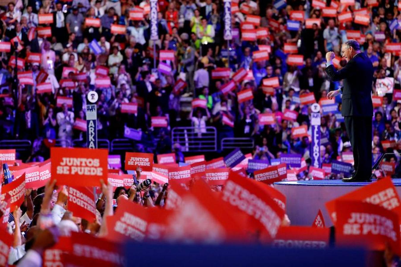 Las imágenes de la tercera jornada de la Convención Nacional del Partido Demócrata. Kaine maneja con soltura el español. Entre otros guiños a la comunidad hispana, ha calificado de «lista» a la candidata demócratam, Hillary Clinton. En la imagen, varios delegados portan carteles con el lema «Juntos se puede»