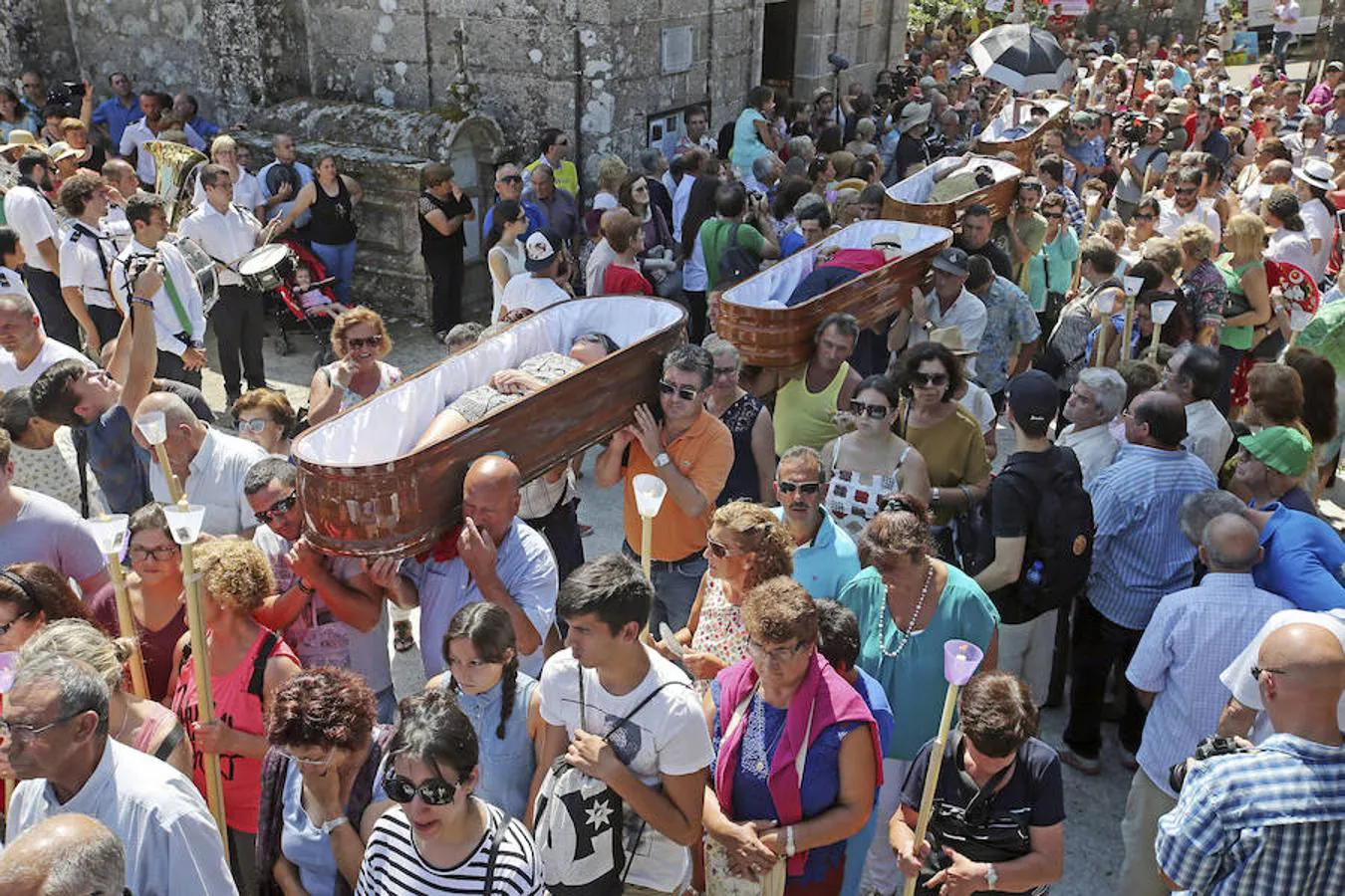 Devotos siguen la procesión de Santa Marta de Ribarteme en el pueblo gallego de As Neves 