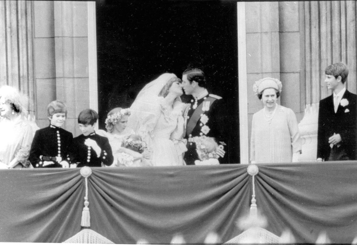 1000 millones de personas siguieron la ceremonia por television y radio. 