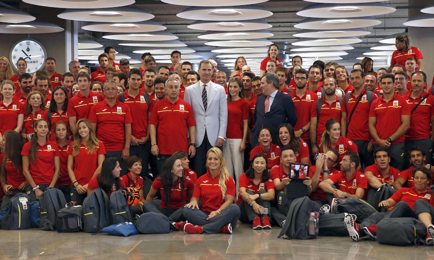 La despedida de los Reyes al equipo olímpico español de Río, en imágenes. Los Reyes junto a los deportistas españoles que forman parte del equipo olímpico español en los Juegos Olímpicos de Río de Janeiro, que comienzan en una semana