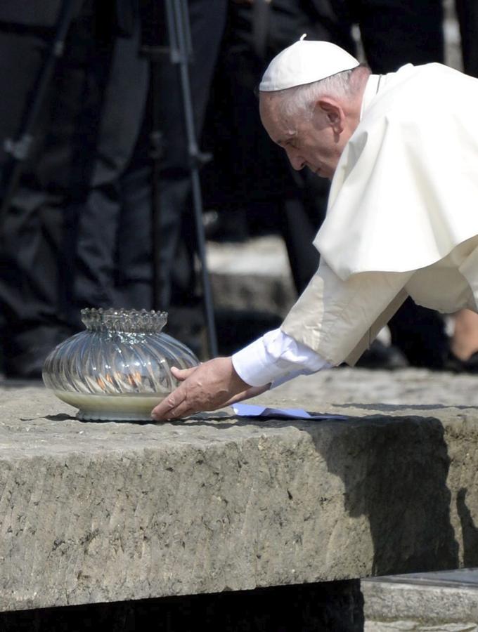 El Papa Francisco enciende una vela ante el Monumento Internacional a las Víctimas del Fascismo durante su visita al campo de concentración nazi de Auschwitz. 