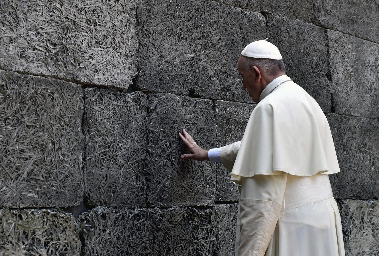 El Papa Francisco reza ante el «muro de la muerte» en el que fueron ejecutados miles de judíos. 