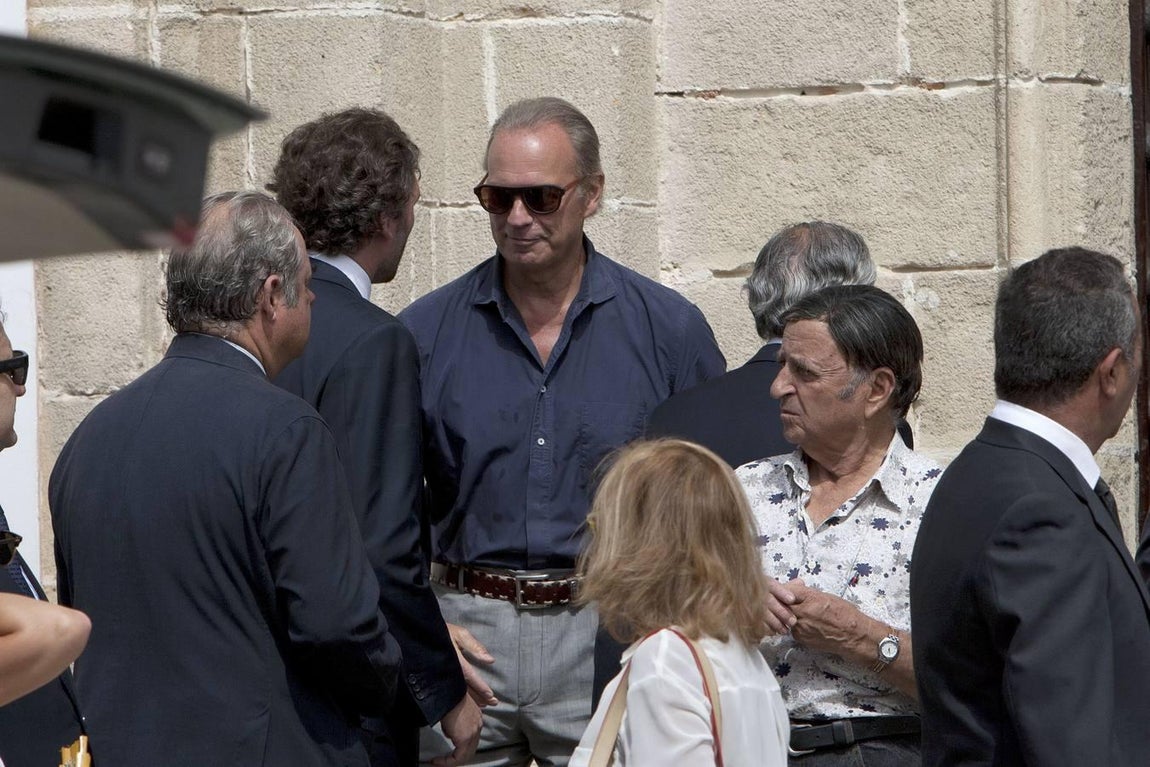 El cantente y presentador Bertín Osborne durante el funeral del empresario, ganadero y rejoneador Fermín Bohórquez Escribano.