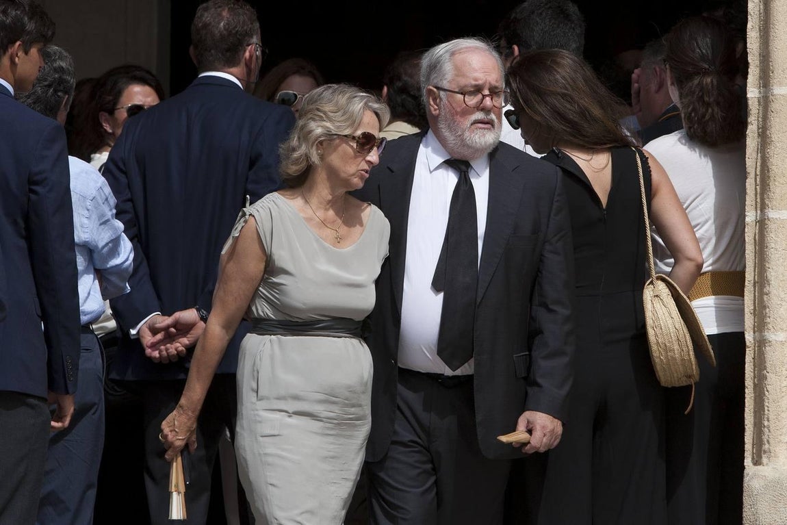 El exministro de Agricultura y comisario europeo, Miguel Arias Cañete junto a su mujer durante el funeral celebrado este viernes en la Iglesia de San Mateo de Jerez de la Frontera.