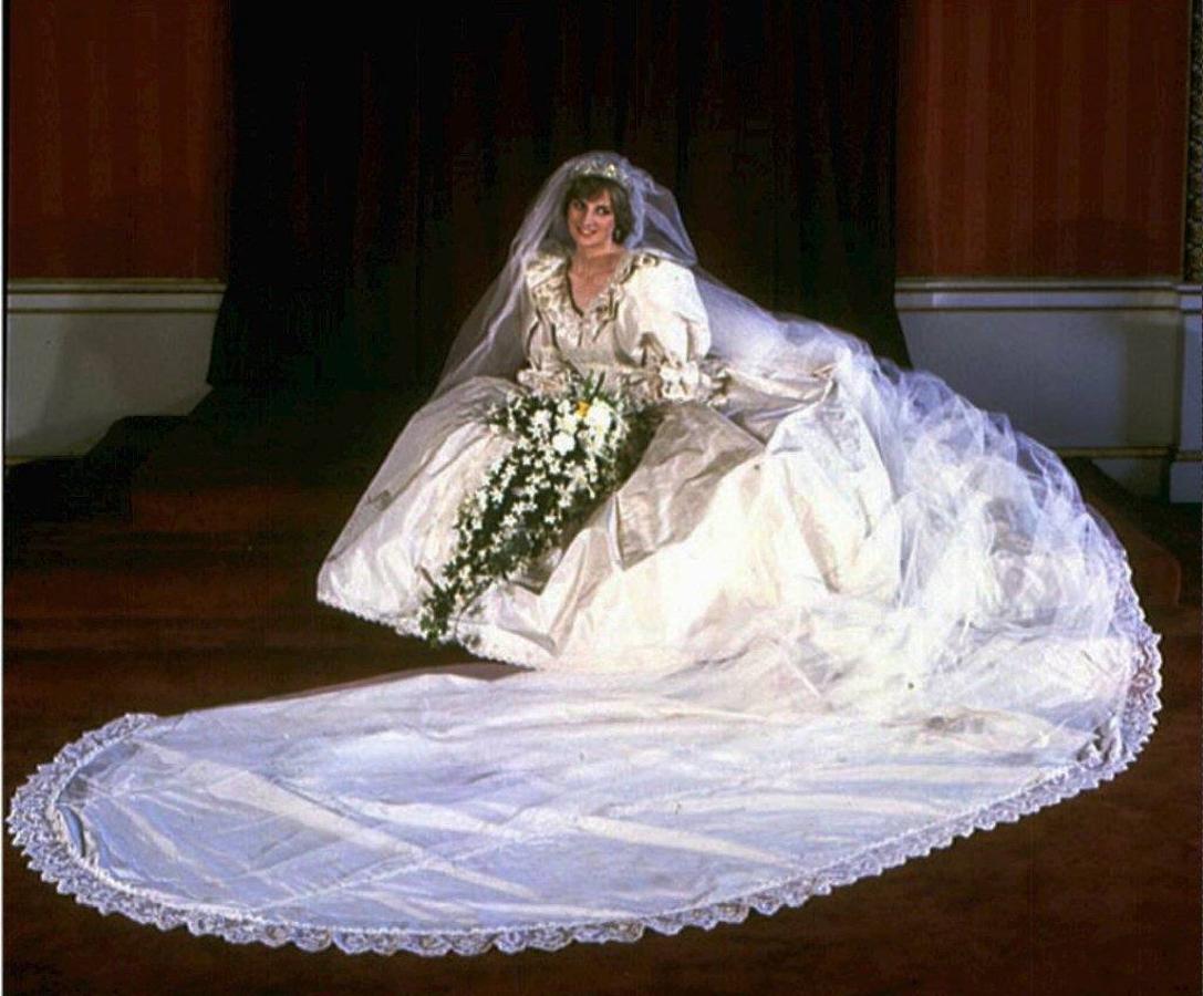 El pastel de bodas fue de cinco pisos, casi dos metros de alto y cien kilos de peso. 